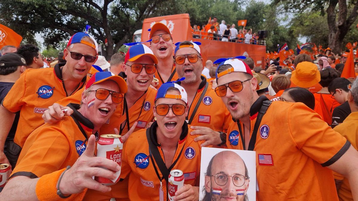 Supporters uit Eelde-Paterswolde lopen mee in Oranjemars: 'Nog nooit zoveel mensen bij elkaar gezien