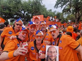 Supporters uit Eelde-Paterswolde lopen mee in Oranjemars: 'Nog nooit zoveel mensen bij elkaar gezien'