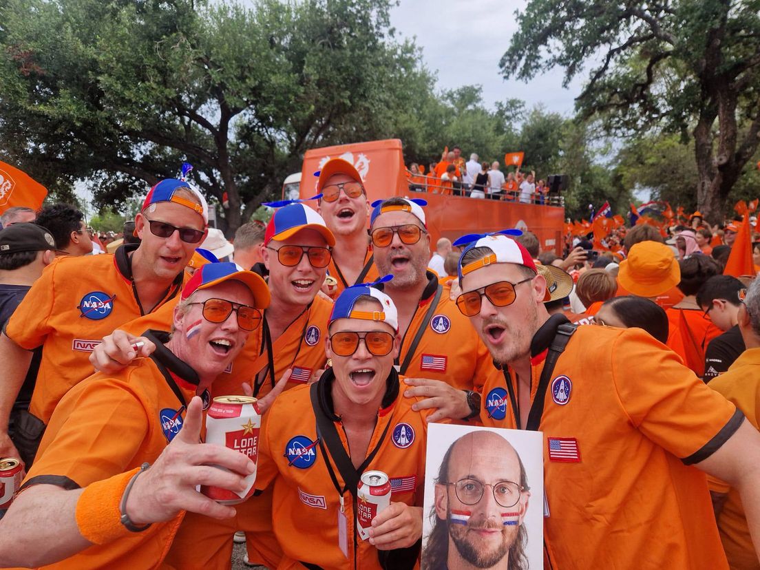 Supporters uit Eelde-Paterswolde lopen mee in Oranjemars: 'Nog nooit zoveel mensen bij elkaar gezien'