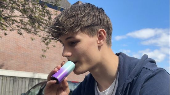 Jayden (16) vapet en kan niet stoppen: 'Het is illegaal, maar zo makkelijk te doen' Home