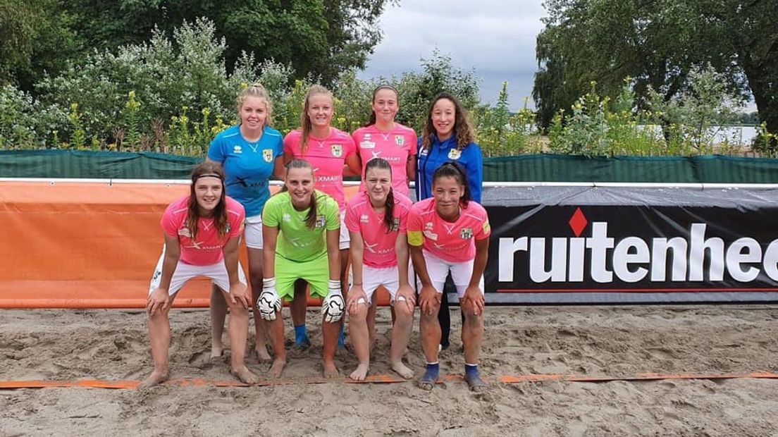 De dames van Beach Soccer Zeeland Ladies gaan naar de halve finale van het NK