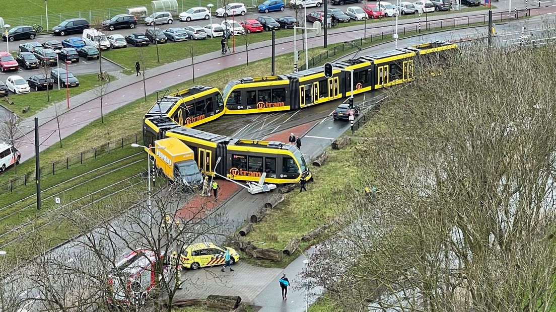 De ontspoorde sneltram op de Laan van Maarschalkerweerd.