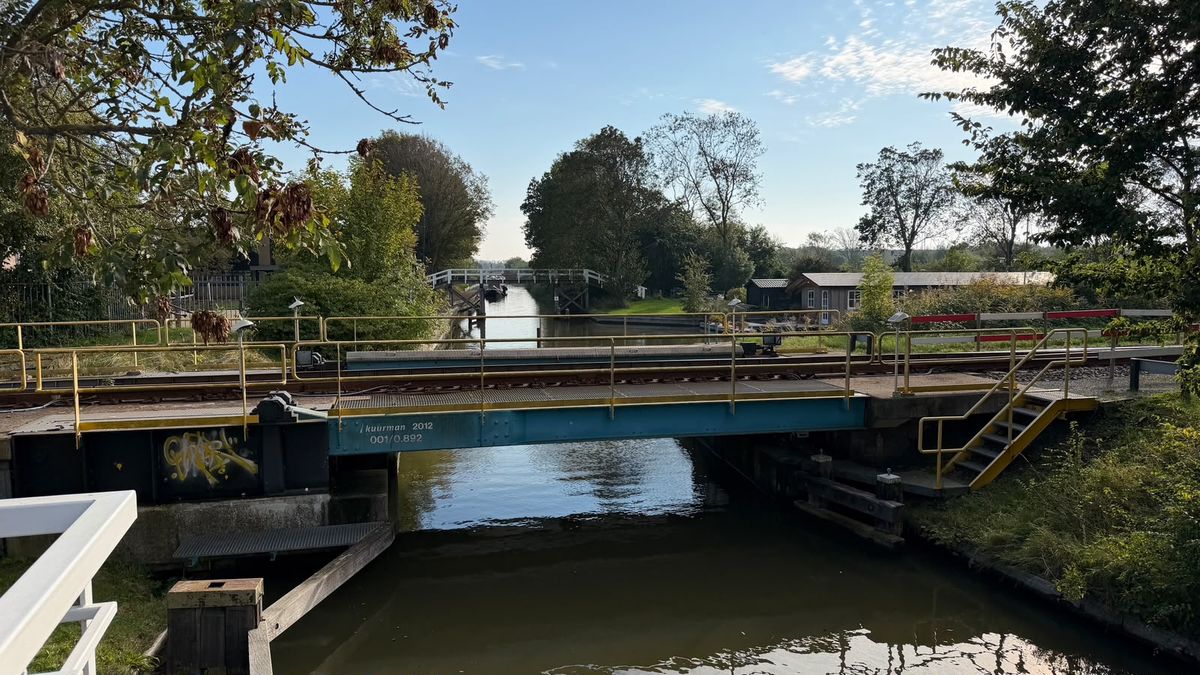 164 jaar oude fundering is op: er komt een nieuwe spoorbrug in Harlingen