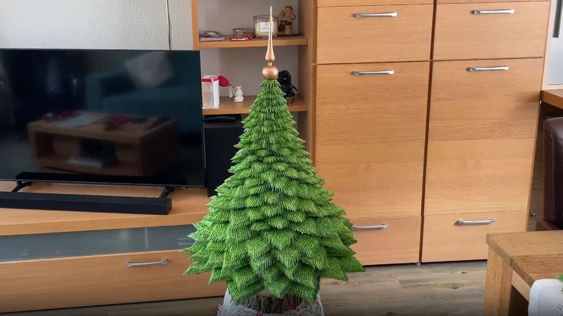 De kerstboom heeft een prominente plek in de huiskamer van de familie Fidder