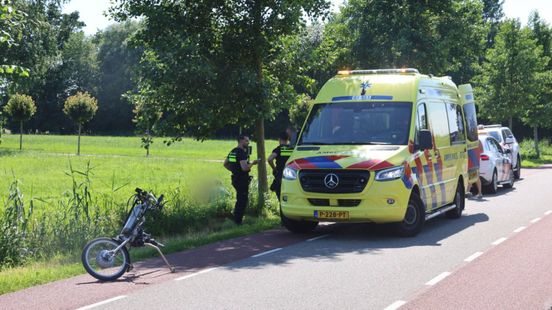 Vrouw met rolstoel valt in diepe sloot