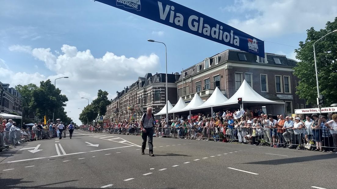 Dat was het dan! De 103e editie van de Vierdaagse zit er definitief op. Wandelaars gingen vandaag op pad voor hun laatste wandeling. Aan het einde wachtte hen de feestelijke intocht over de Via Gladiola in Nijmegen. Volg alles in ons liveblog!