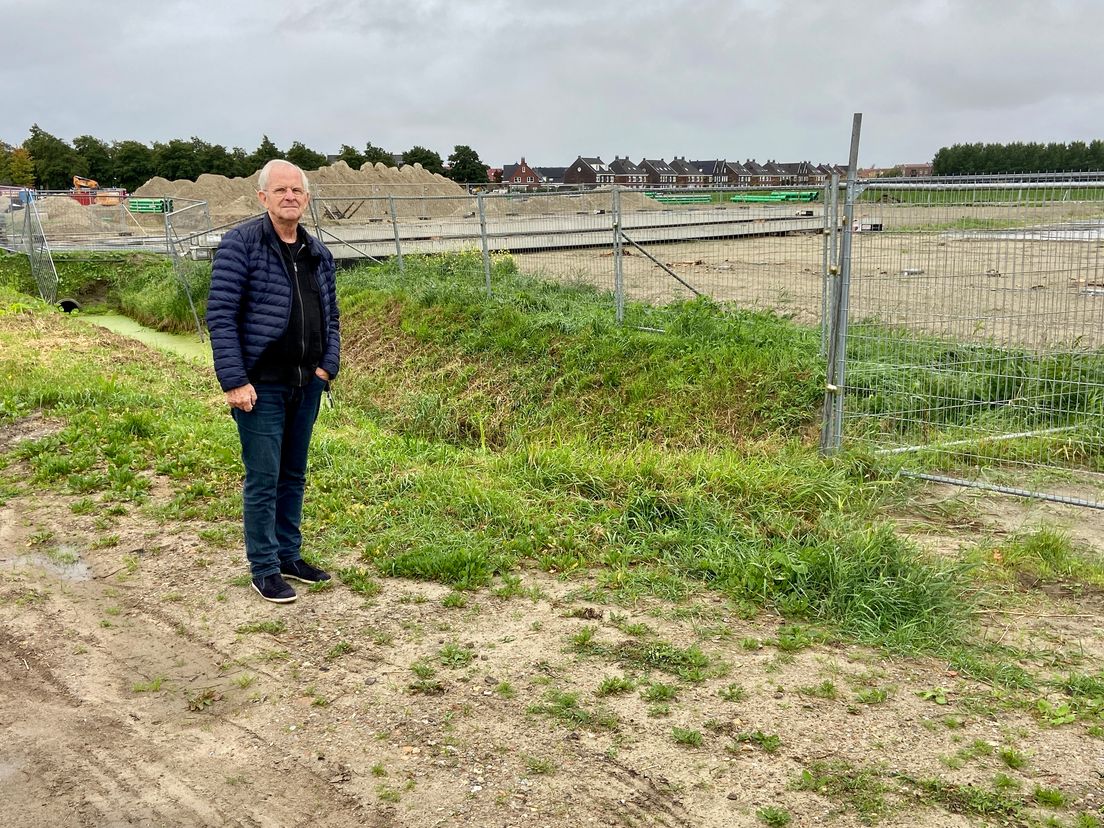 Aat van Alphen (VKGO) op de plek waar de 111 flexwoningen in Middelharnis zouden moeten komen