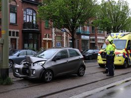 112-nieuws | Auto botst tegen paal op trambaan