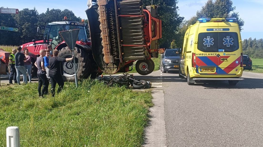 De motor kwam in botsing met een linksafslaande trekker.