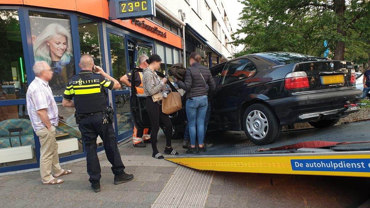 Auto rijdt kapperszaak binnen in Amersfoort