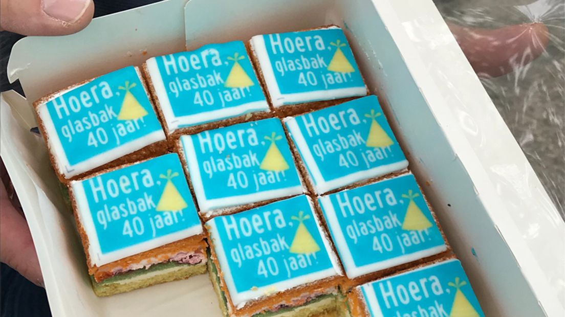 Passanten worden getrakteerd op taart en boodschappentassen (Rechten: RTV Drenthe)