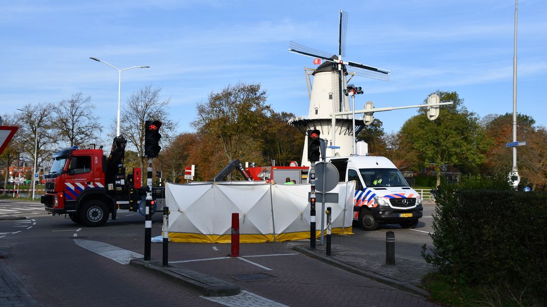 Persoon komt onder vrachtwagen bij ongeluk in Middelburg en overlijdt