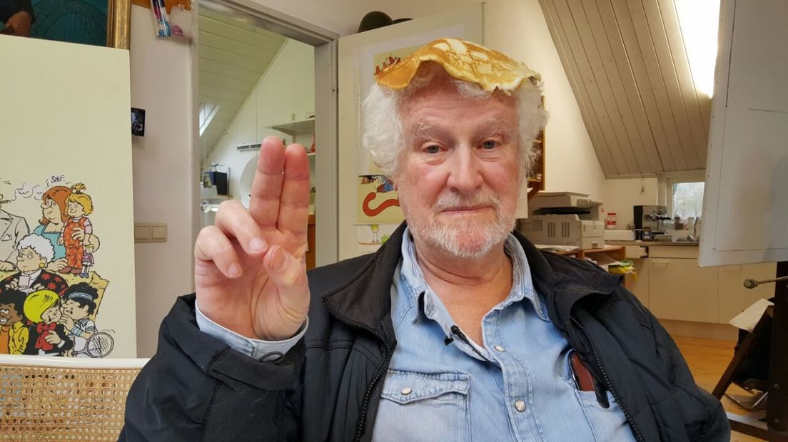 Striptekenaar Jan Kruis met een pannenkoek op zijn hoofd (Rechten: archief RTV Drenthe)