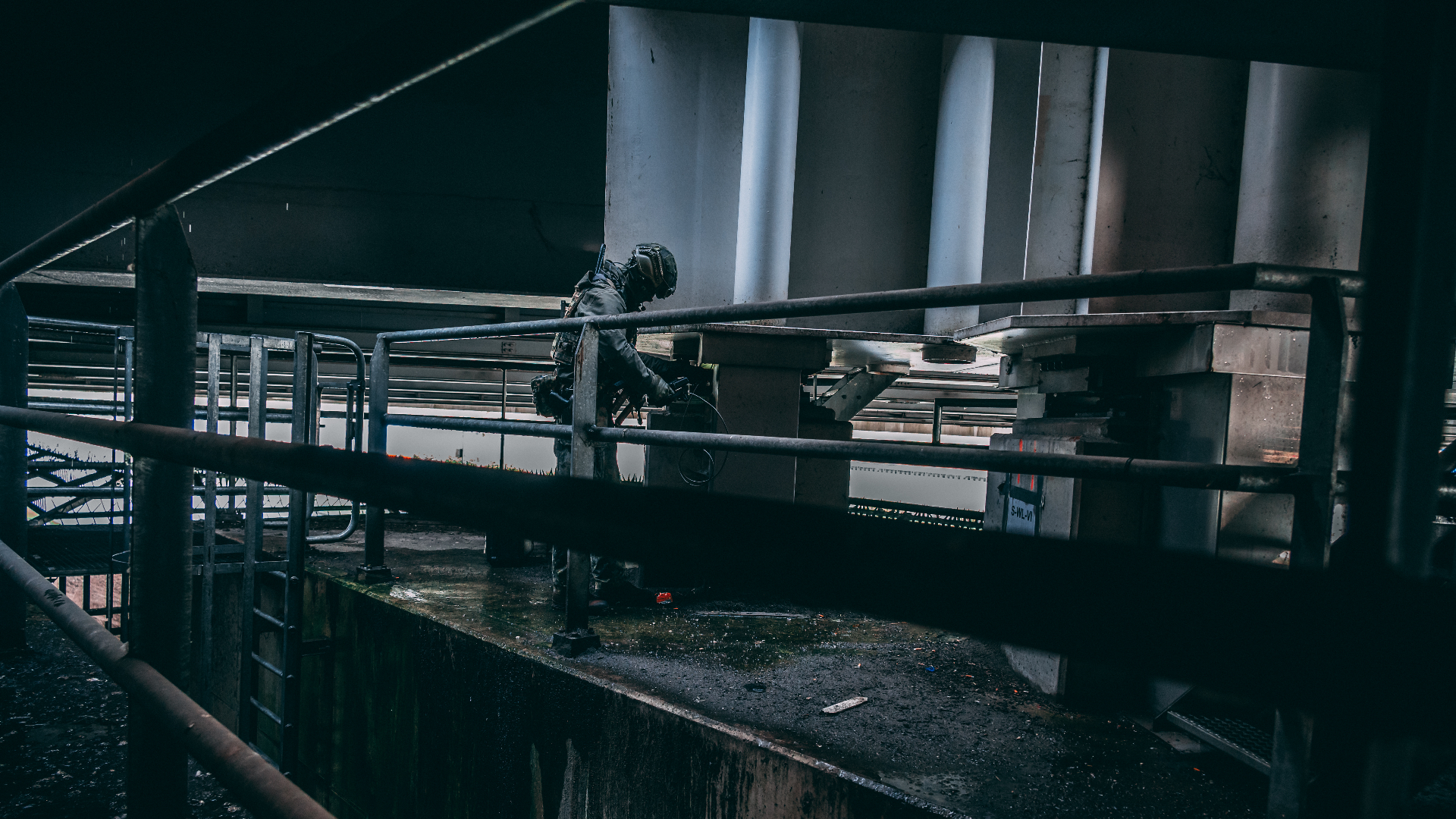 Militairen doorzoeken ieder stukje van de Galecopperbrug