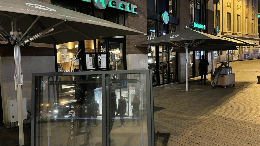 Het terras van het Newscafé in Stad wordt opgeruimd