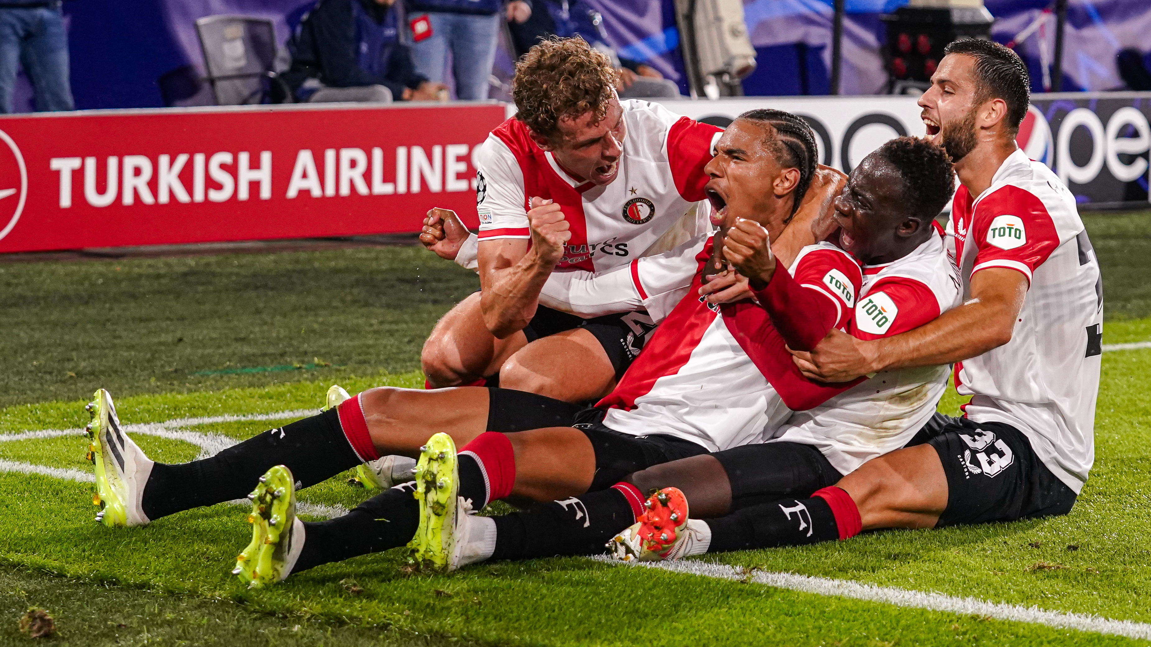 Feyenoord viert de rake vrije trap van Stengs tegen Celtic