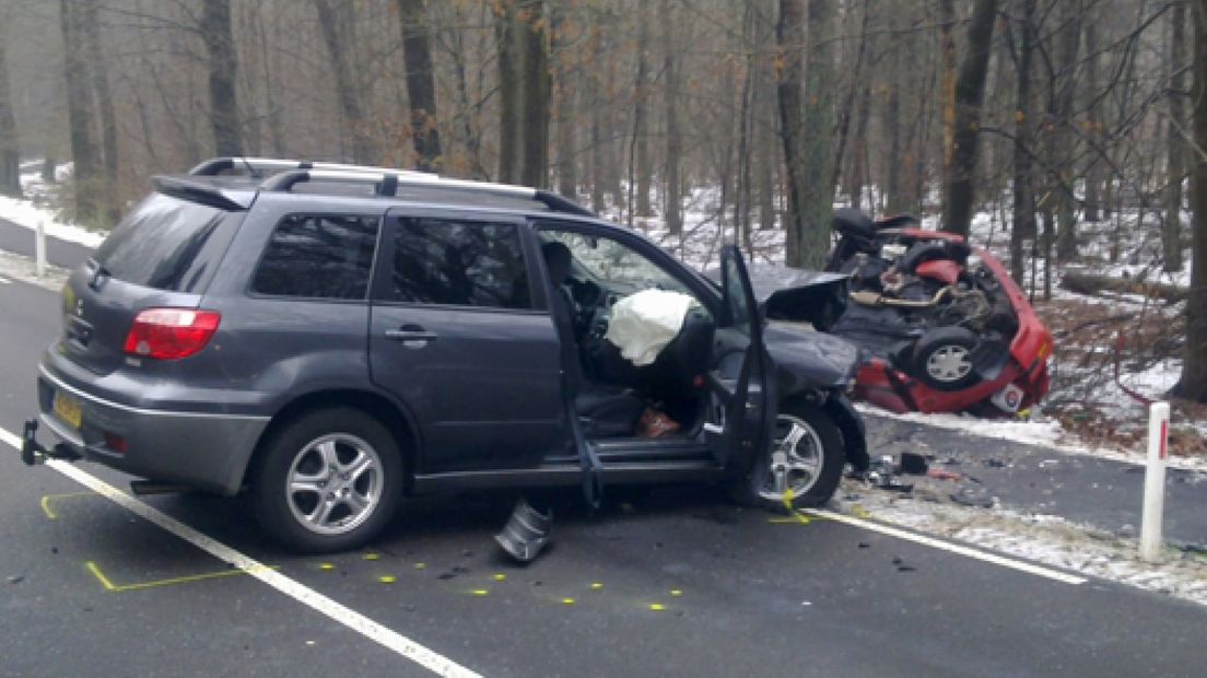 Auto over de kop; zes gewonden