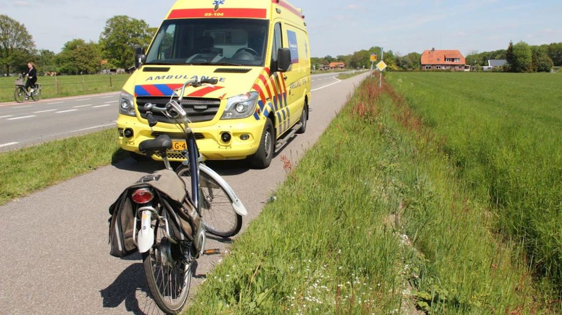 De fietser kwam op de weg terecht, maar omstanders hebben hem geholpen