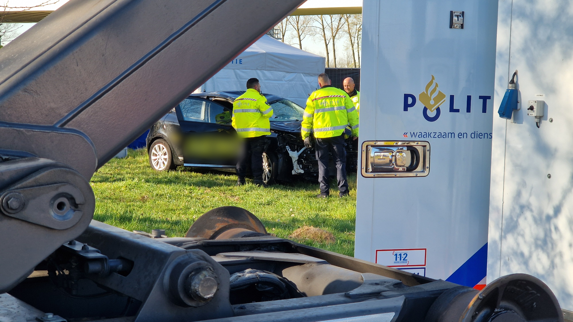 Enkele uren na het ongeluk is de auto uit het water bij de Calandbrug getakeld
