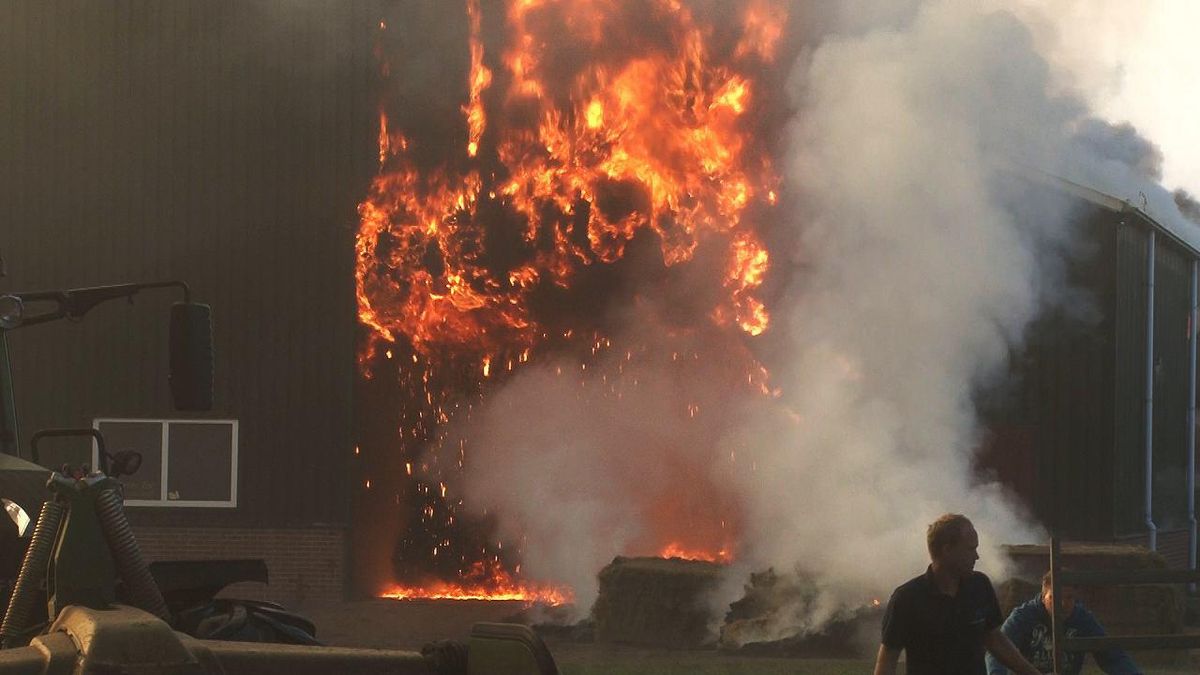 Nog dagen rook boven De Groeve door brand in loods