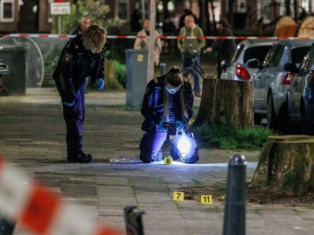 De politie vond kogelhulzen bij de Rosenveldtstraat in Rotterdam-Delfshaven