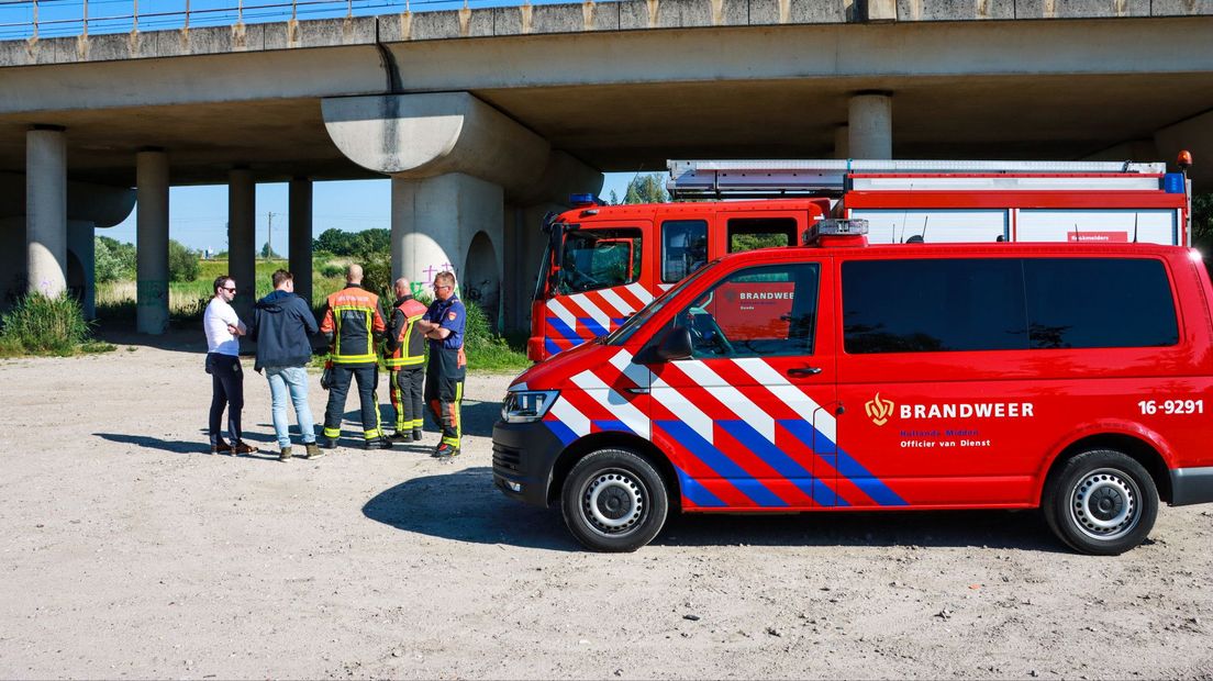 In de bosjes bij de spoorbrug lagen de jerrycans
