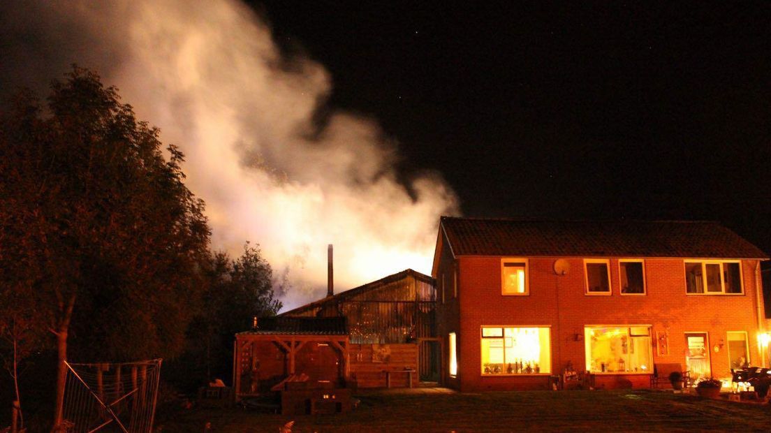 De brand brak uit in een schuur aan de Bramenweg (Rechten: Van Oost Media)