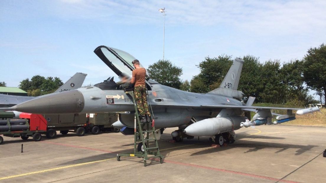 Een F-16-vlieger krijgt instructies (Rechten: RTV Drenthe/Jeroen Kelderman)