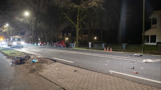 Scooterrijder gewond na aanrijding Soest, automobilist rijdt door en keert vervolgens weer terug. Scooterrijder gewond na aanrijding Soest, automobilist rijdt door en keert vervolgens weer terug.