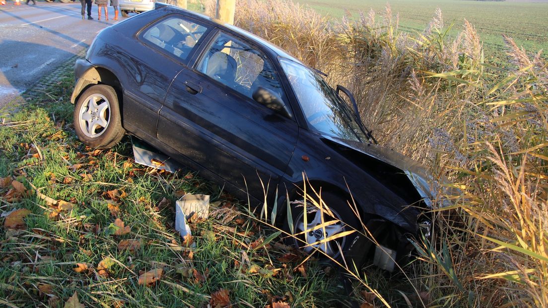 Een lijnbus en een auto zijn zwaar beschadigd bij een botsing bij Grijpskerke