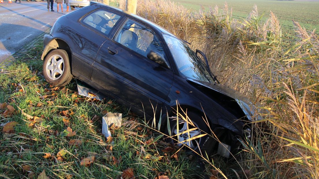 Een lijnbus en een auto zijn zwaar beschadigd bij een botsing bij Grijpskerke