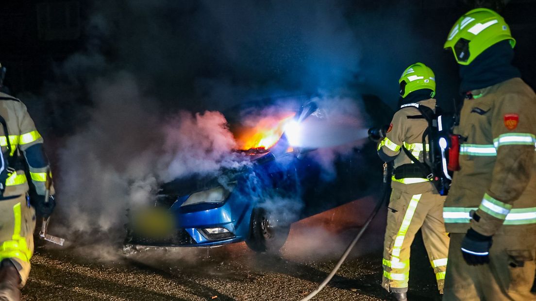 De auto die in brand stond.