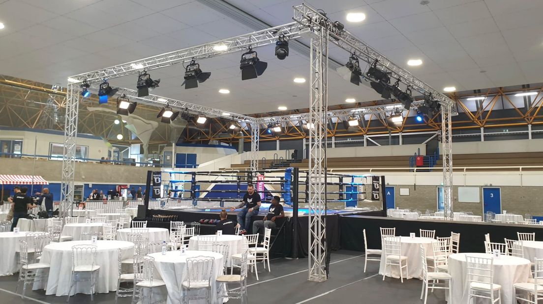 Onder meer het licht en de stellages op dit boksgala in Amsterdam zijn door Diederik de Jong verzorgd
