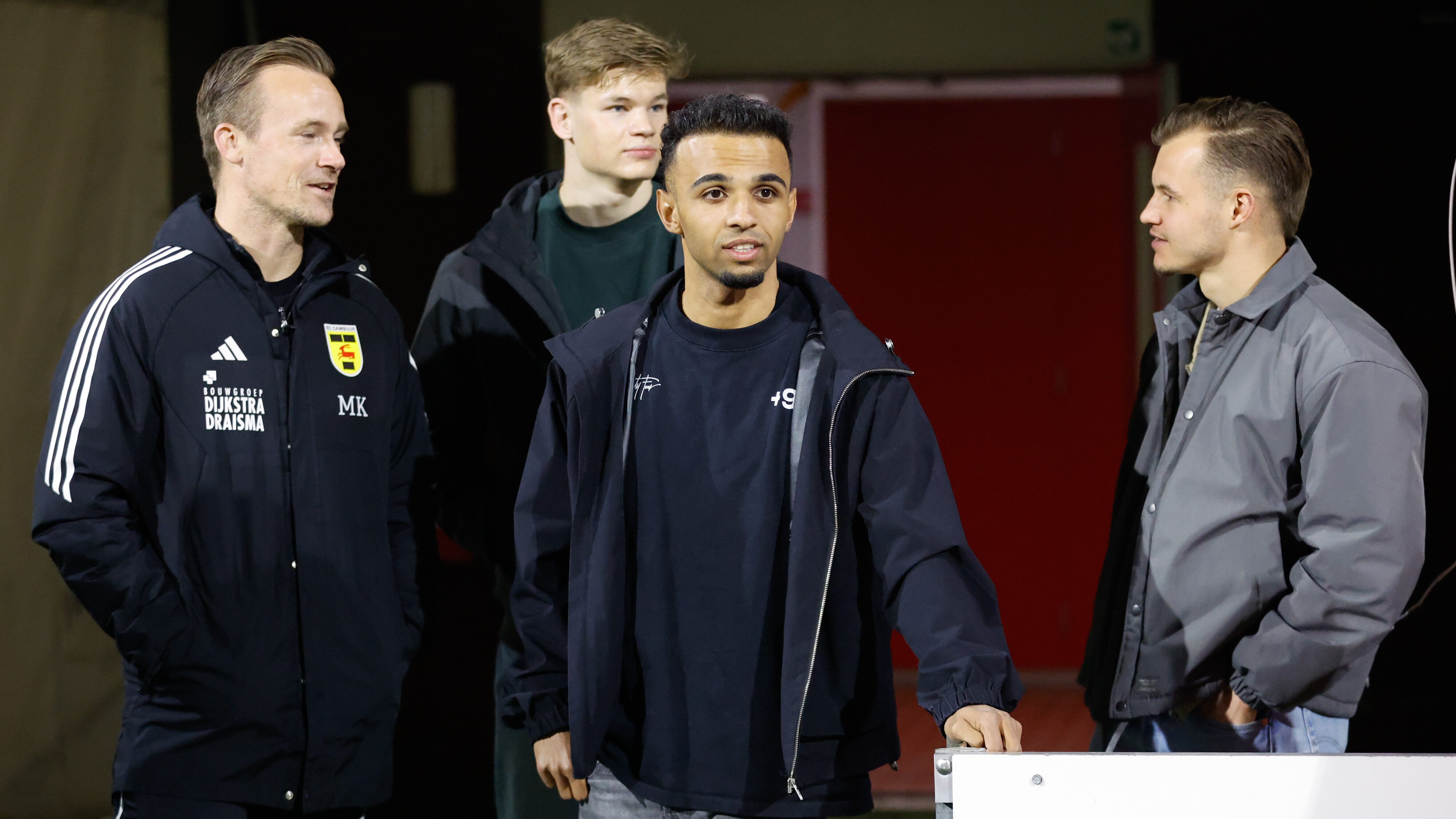Maikel Kieftenbeld met de afwezige spelers bij Cambuur: Daan Visser, Nicky Souren en Rik Mulders