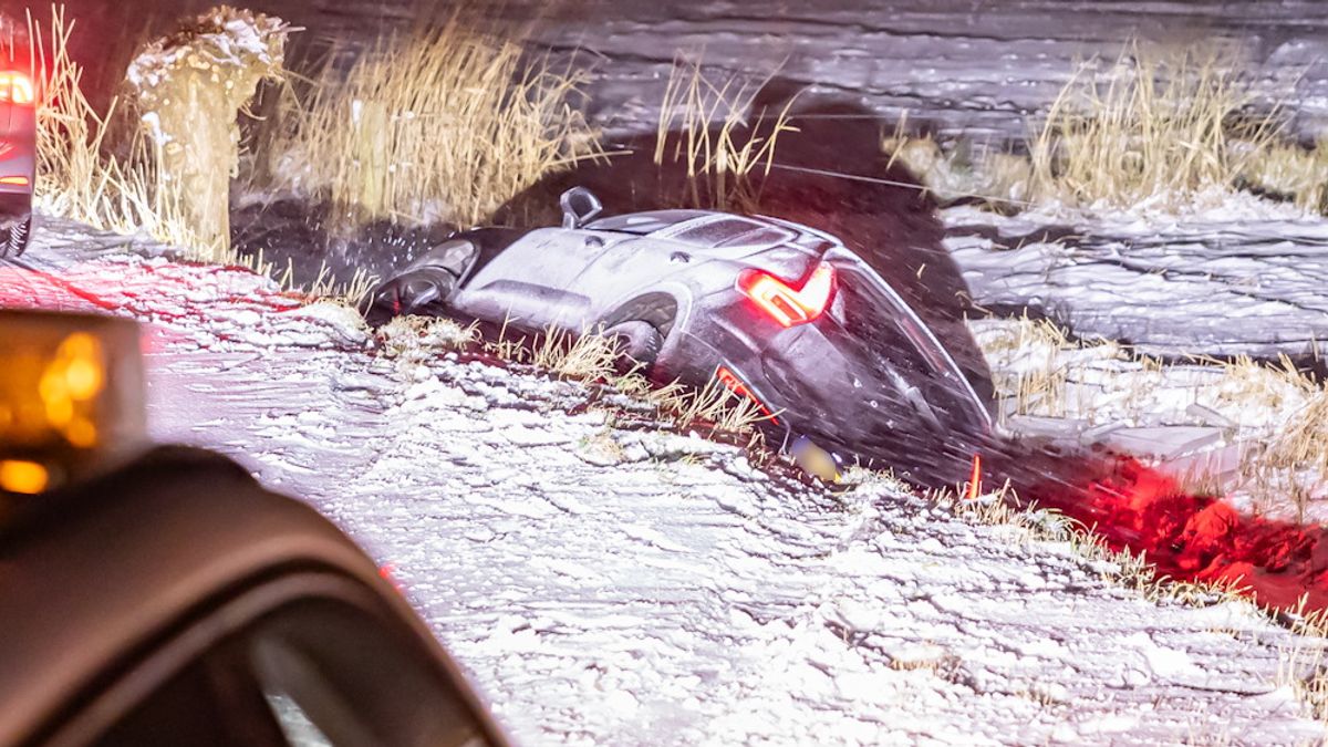 Auto's glibberen de sloot in bij Hoornsterzwaag, Kollumersweach en Miedum