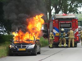Vlammen slaan uit auto in Klazienaveen