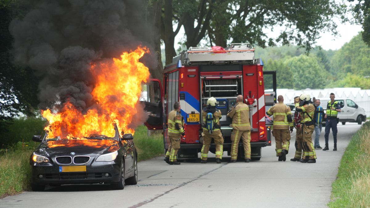 Vlammen slaan uit auto in Klazienaveen