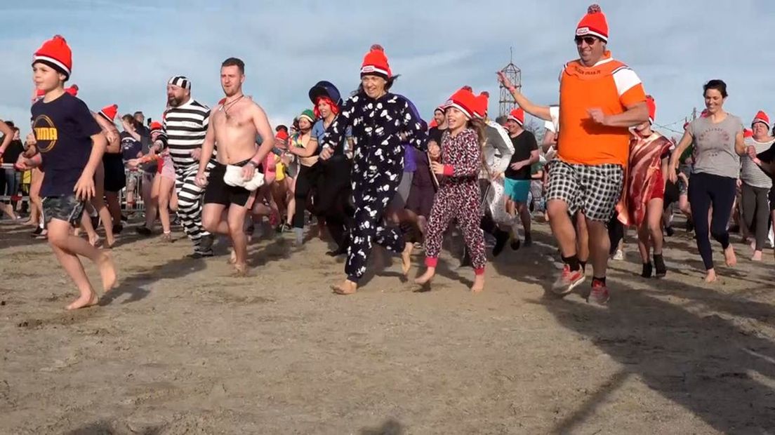 De outfit moet opvallen bij de nieuwjaarsduik in Harderwijk.