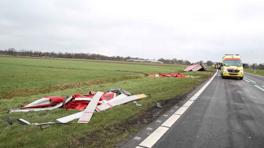 Vrachtwagen gecrasht, ligt in de sloot