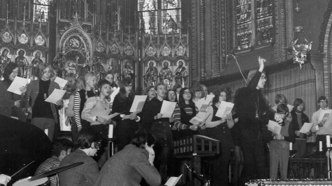Fictoor dirigeert citykoor in Jozefkerk, 1971