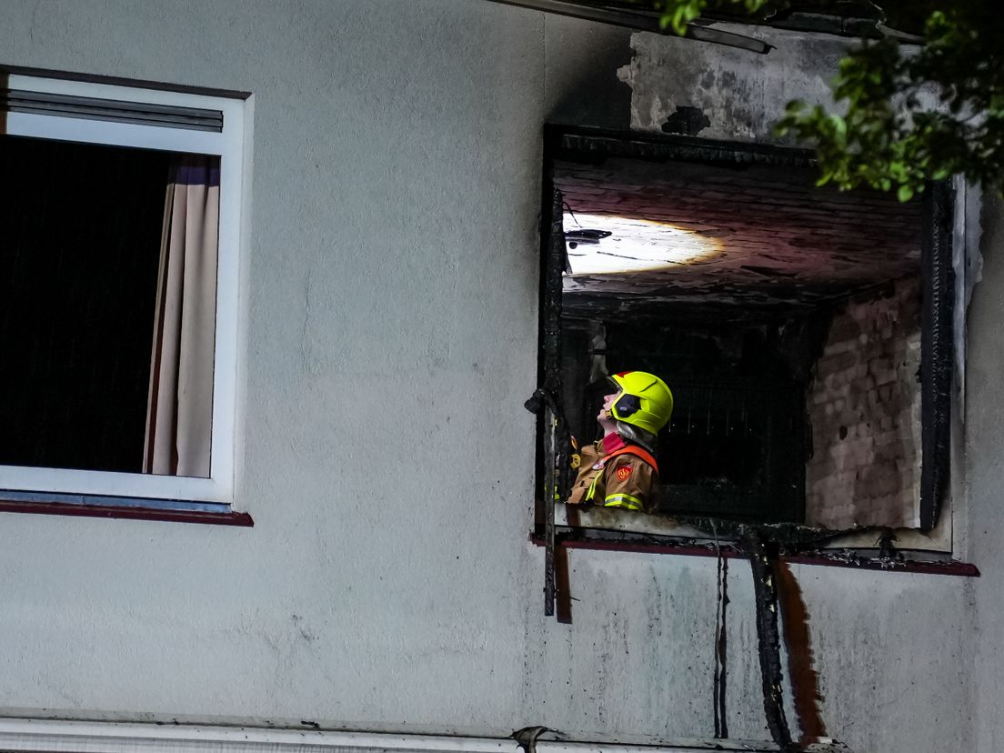 Uitslaande brand in huis in Rotterdam-Overschie