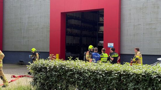 Accu van heftruck vliegt in brand bij bedrijfspand