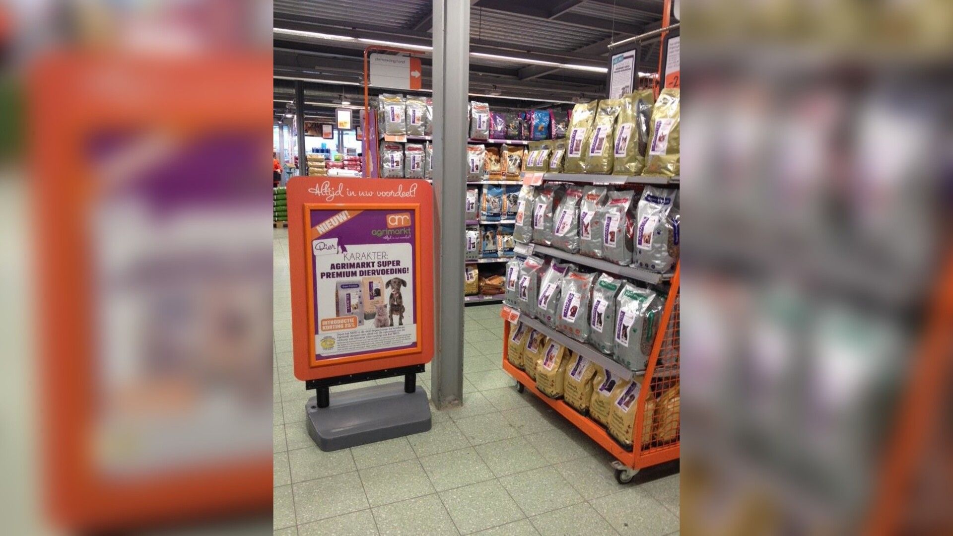 Hetzelfde reclamebord in de supermarkt