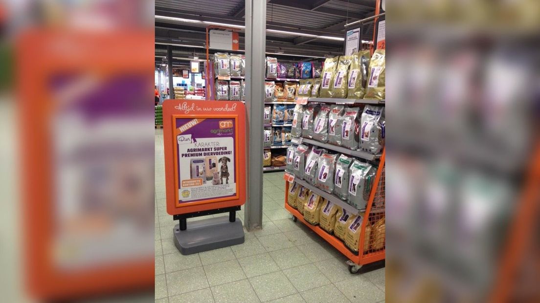 Hetzelfde reclamebord in de supermarkt