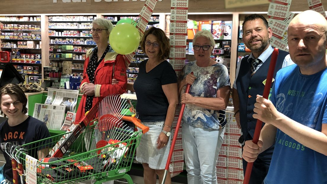 Initiatiefnemers van De Dorpstuun in Grootegast in de lokale supermarkt