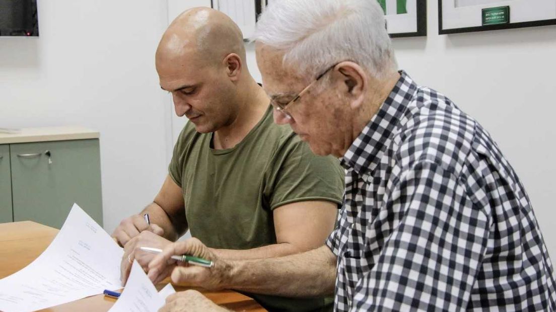 Mo Allach tekent in Israel zijn contract voor 1,5 jaar