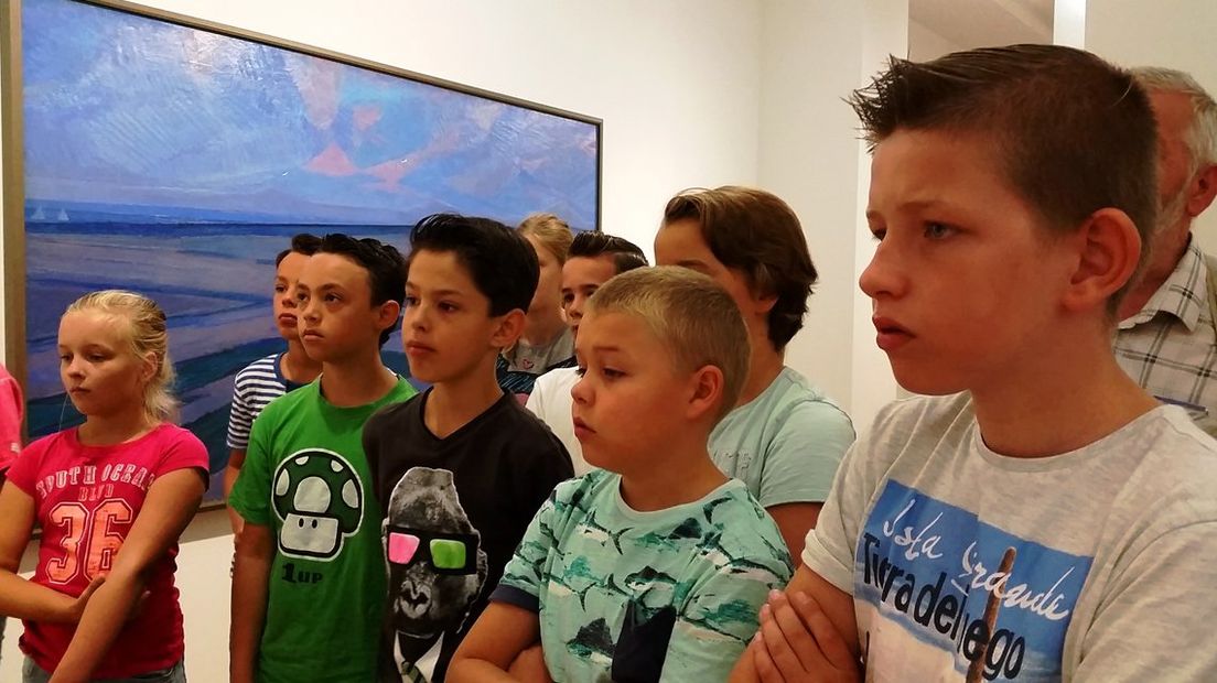 Kinderen volgen een gratis kunstles in het Gemeentemuseum Den Haag