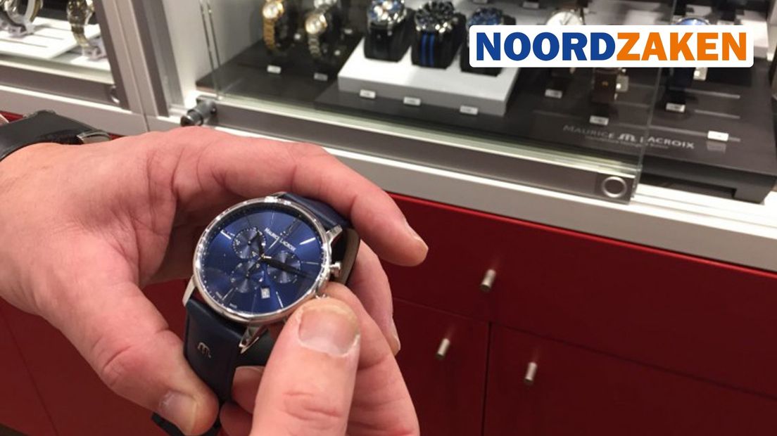 Een klant bekijkt een horloge