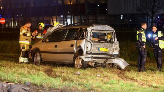 Drie zwaargewonden na botsing • busje belandt in vangrail. Drie zwaargewonden na botsing • busje belandt in vangrail.