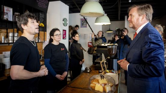 Koning Willem-Alexander bezoekt centrum voor daklozen: ‘Hele toegankelijke man' Nieuws